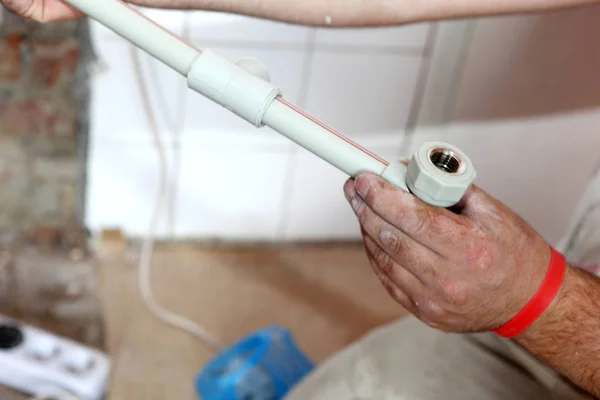 Plumber working on pipes — Stock Photo, Image