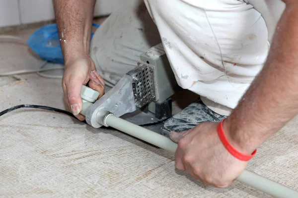 Plumber working on pipes — Stock Photo, Image