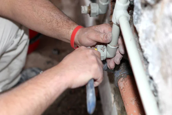 Fontanero trabajando en tuberías — Foto de Stock