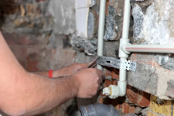 Plumber working on pipes — Stock Photo, Image