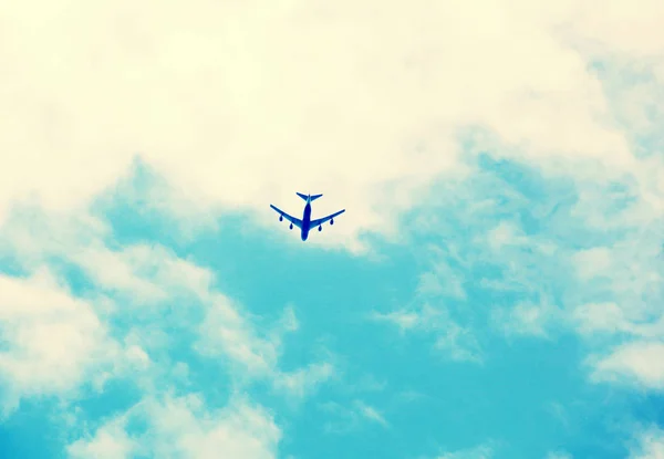 Céu azul com nuvens fundo — Fotografia de Stock