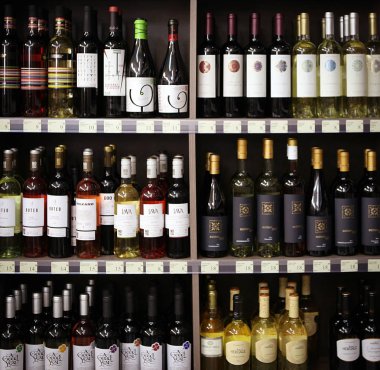 Aytos, Bulgaristan - Januari 24, 2017: Şarap dükkanı, şarap şişeleri.