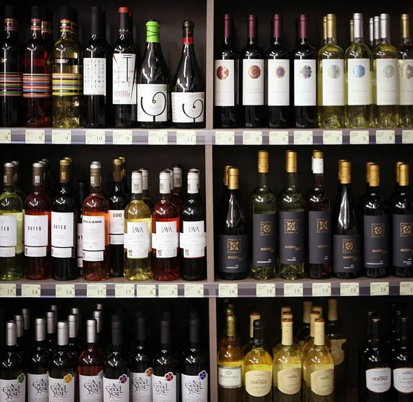 Aytos, Bulgaristan - Januari 24, 2017: Şarap dükkanı, şarap şişeleri.