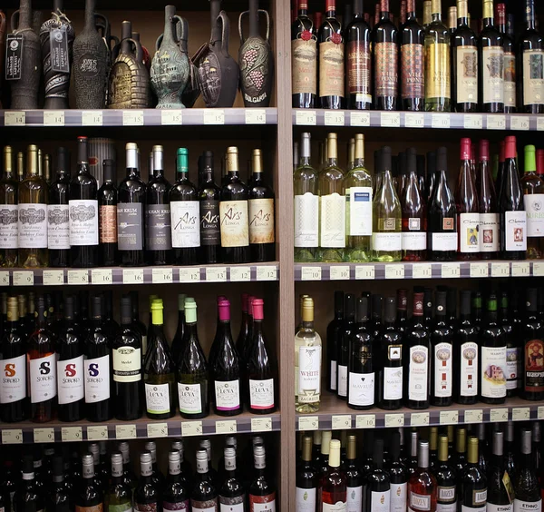 Aytos, Bulgaristan - Januari 24, 2017: Şarap dükkanı, şarap şişeleri.