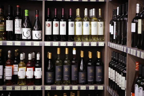 Aytos, Bulgaria - 24 de enero de 2017: Botellas de vino en la tienda de vinos . — Foto de Stock