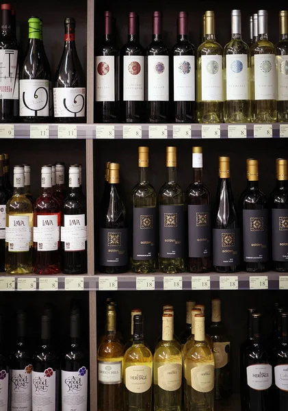 Aytos, Bulgaristan - Januari 24, 2017: Şarap dükkanı, şarap şişeleri.