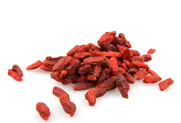 Bacche di goji isolate su sfondo bianco — Foto Stock