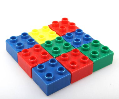 Plastik yapı blokları beyaz arkaplanda izole edildi