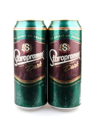 Aytos, Bulgaristan 11 Şubat 2017 beyaz arka plan üzerinde izole Staropramen premium bira. Staropramen bira Çek Cumhuriyeti'nde en büyük ikinci bira olduğunu ve Prag Smchov bölgesinde yer alan.