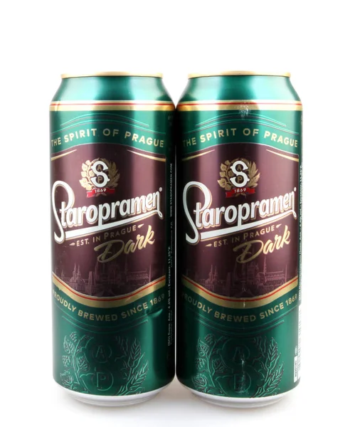 Aytos, Bulgaristan 11 Şubat 2017 beyaz arka plan üzerinde izole Staropramen premium bira. Staropramen bira Çek Cumhuriyeti'nde en büyük ikinci bira olduğunu ve Prag Smchov bölgesinde yer alan. — Stok fotoğraf