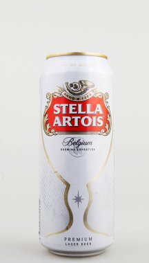 Aytos, Bulgaristan - 04 Haziran 2017: Stella Artois bira beyaz arka plan üzerinde. Stella Artois Leuven, Belçika ' 1926 beri demlenmiş