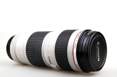 Aytos, Bulgaristan - 04 Haziran 2017: Canon Ef 70-200mm f / 4l Usm objektif. Bir Japon çok uluslu şirket görüntüleme ve optik ürünleri imalatında uzmanlaşmış Canon Inc. olduğunu.