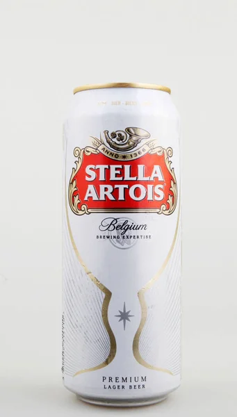 Aytos, Bulgaristan - 04 Haziran 2017: Stella Artois bira beyaz arka plan üzerinde. Stella Artois Leuven, Belçika ' 1926 beri demlenmiş — Stok fotoğraf