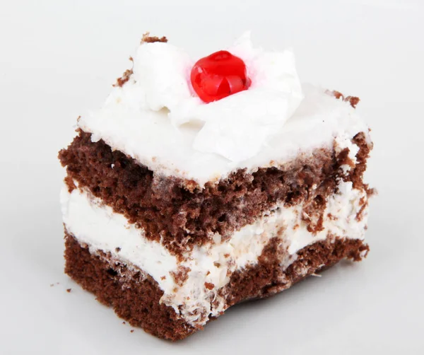 Beyaz üzerine izole edilmiş bir parça çikolatalı kek. — Stok fotoğraf