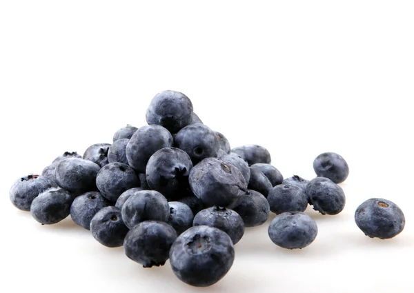 Close-up studio shot of organic blueberries — Stock Photo, Image