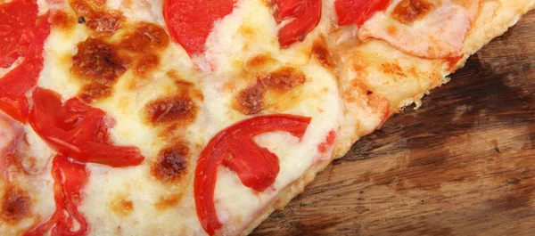 Pizza Recém Assada Com Ingredientes — Fotografia de Stock
