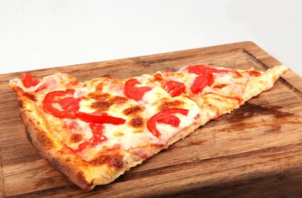 Nybakade pizza med ingredienser — Stockfoto