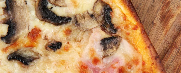 Nybakade Pizza Med Ingredienser — Stockfoto