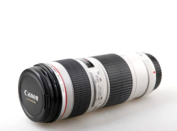 Pomorie, Bulgaria - 13 de septiembre de 2017: Canon EF 70-200mm f / 4L USM Lens. Canon Inc. es una multinacional japonesa especializada en la fabricación de imágenes y productos ópticos. . —  Fotos de Stock