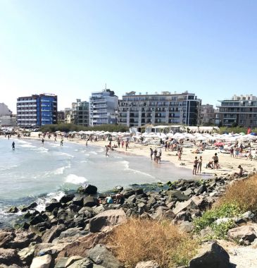 Ahyolu, Bulgaristan - 18 Eylül 2017: Ahyolu Beach, Bulgaristan onların vaktinizi insanlar.