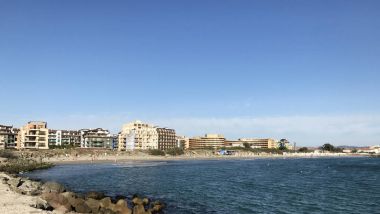 Ahyolu, Bulgaristan - 18 Eylül 2017: Ahyolu Beach, Bulgaristan onların vaktinizi insanlar.