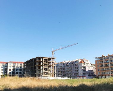 Vinçli ve binalı inşaat alanı