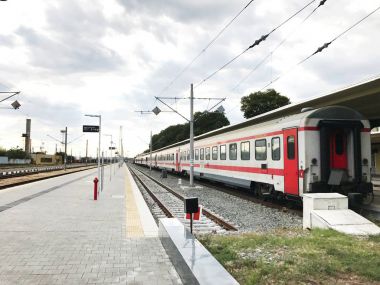 Burgas, Bulgaristan - 18 Eylül 2017: Burgaz merkez demiryolu İstasyonu. Bulgar Karadeniz kıyısından ve dördüncü büyük ikinci büyük kentidir Bulgaristan'ın Burgaz.