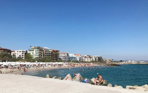 Pomorie, Bulgarien - 18 September 2017: Människor njuter av sin tid på Pomorie Beach, Bulgarien. — Stockfoto