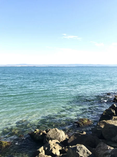 Vista de verão da cidade de Pomorie no mar Negro — Fotografia de Stock