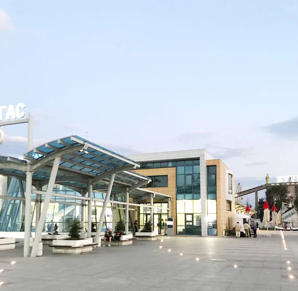 Burgas, Bulgaria - 18 de septiembre de 2017: Estación central de autobuses de Burgas. Burgas es la segunda ciudad más grande de la costa búlgara del Mar Negro y la cuarta más grande de Bulgaria . — Foto de Stock