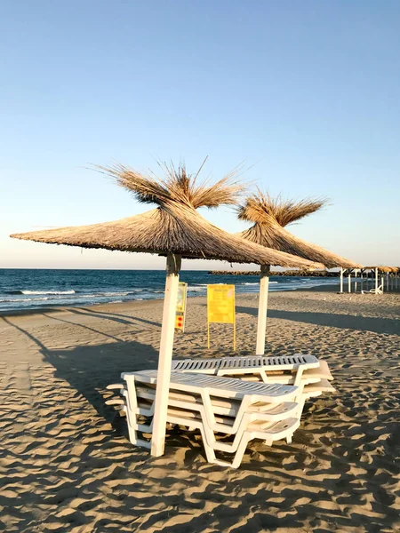Vista da praia de areia vazia agradável com guarda-chuvas — Fotografia de Stock