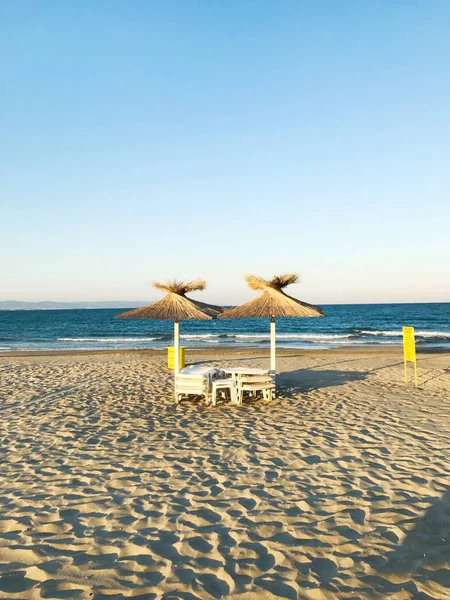 Nézd a szép üres homokos strand napernyőkkel — Stock Fotó