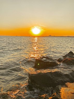 Su - renkli görüntü üzerinde günbatımı