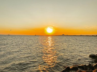 Su - renkli görüntü üzerinde günbatımı