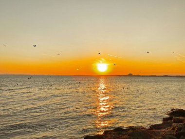 Su - renkli görüntü üzerinde günbatımı