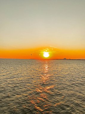 Su - renkli görüntü üzerinde günbatımı