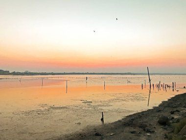 Su - renkli görüntü üzerinde günbatımı