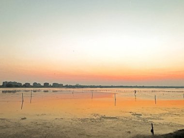 Su - renkli görüntü üzerinde günbatımı