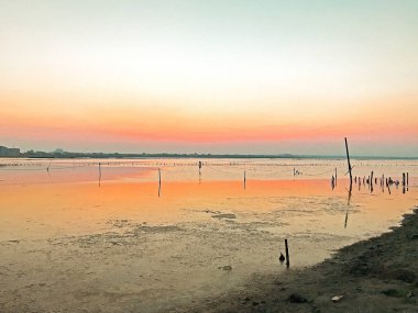 Su - renkli görüntü üzerinde günbatımı