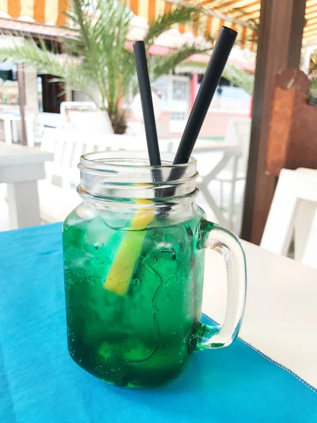 Cocktail d'été rafraîchissant - image couleur — Photo