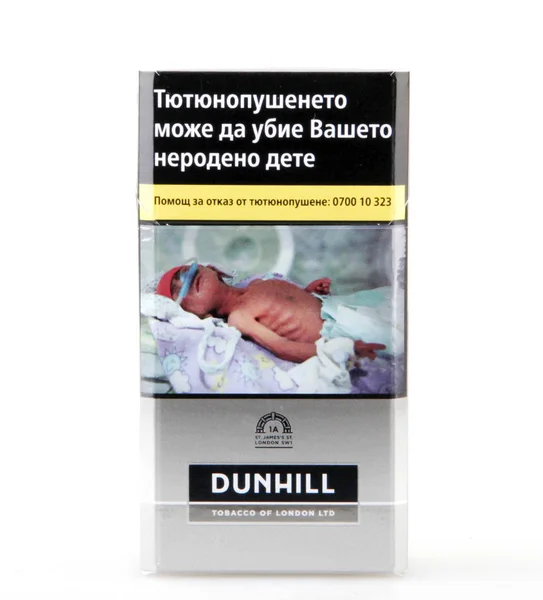 Pomorie, Bulgaria - 03 de octubre de 2017: Cigarrillos Dunhill aislados sobre fondo blanco. Dunhill es una marca de cigarrillos de lujo hecha por la compañía British American Tobacco. . — Foto de Stock