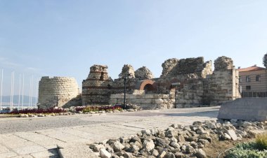 Nesebar, Bulgaristan - 06 Ekim 2017: Western kale duvarı Unesco Dünya Mirası şehirdeki.