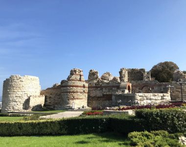 Nesebar, Bulgaristan - 06 Ekim 2017: Western kale duvarı Unesco Dünya Mirası şehirdeki.