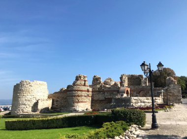 Nesebar, Bulgaristan - 06 Ekim 2017: Western kale duvarı Unesco Dünya Mirası şehirdeki.