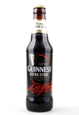 Ahyolu, Bulgaristan - 27 Ekim 2017: beyaz zemin üzerine izole bira.