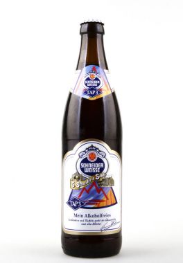 Ahyolu, Bulgaristan - 27 Ekim 2017: beyaz zemin üzerine izole bira.