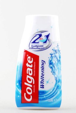 Ahyolu, Bulgaristan - 28 Ekim 2017: Colgate beyaz arka plan üzerinde izole diş macunu. Colgate Diş macunları, diş fırçası, gargaraları ve diş ipi gibi ağız hijyeni ürünleri satmak için prensip olarak kullanılan bir şemsiye markasıdır.