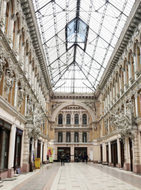 Odessa, Ukrayna - 17 Kasım 2017: Geçit, 19. yüzyılın sonlarında Deribasovskaya ve Preobrajenskaya Caddelerinin köşesinde yer alan bir otel ve alışveriş merkezidir..