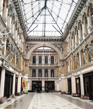 Odessa, Ukrayna - 17 Kasım 2017: Geçit, 19. yüzyılın sonlarında Deribasovskaya ve Preobrajenskaya Caddelerinin köşesinde yer alan bir otel ve alışveriş merkezidir..