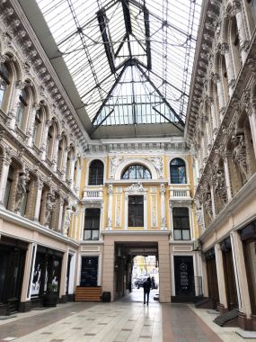 Odessa, Ukrayna - 17 Kasım 2017: Geçit, 19. yüzyılın sonlarında Deribasovskaya ve Preobrajenskaya Caddelerinin köşesinde yer alan bir otel ve alışveriş merkezidir..